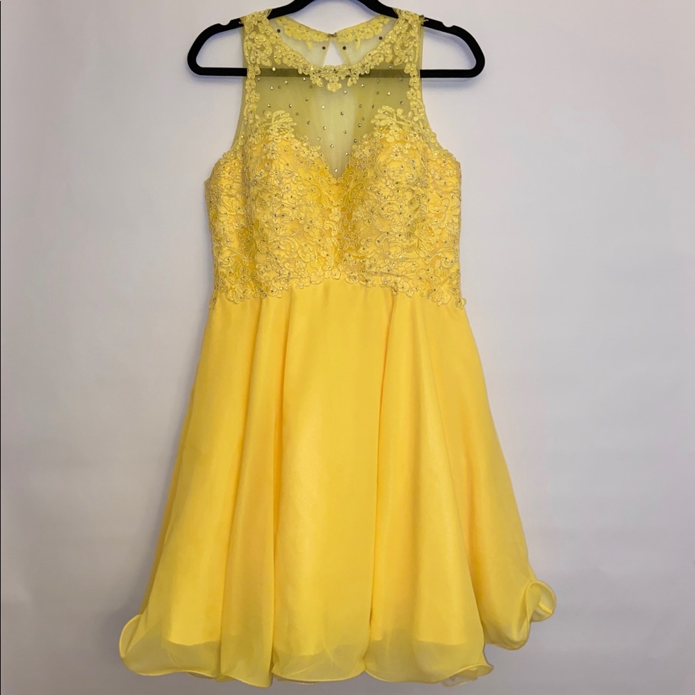 Beautiful A line prom/homecoming dress in yellow!